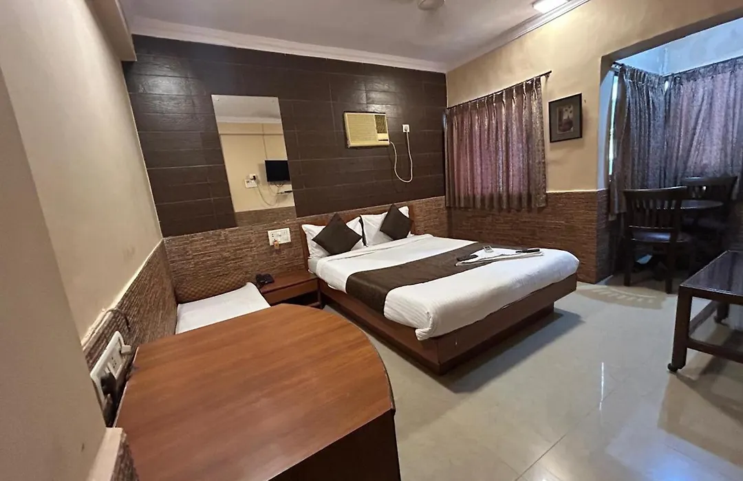 Hotel Lucky Near Bkc-1