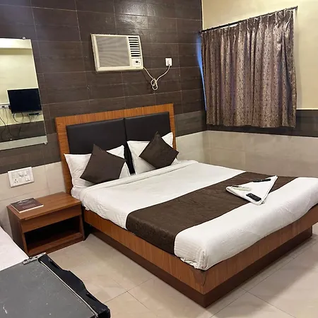 Hotel Lucky Near Bkc-3